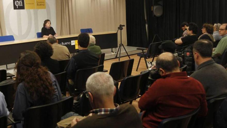 La filósofa Carmen Baños, ayer, durante su conferencia en la Fundación Gustavo Bueno.