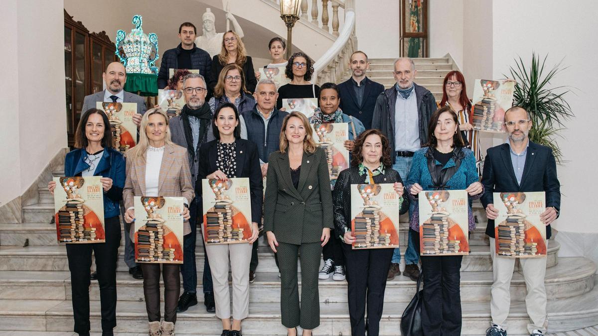 La alcaldesa de Castelló, Begoña Carrasco, junto a la concejala de Cultura, María España, y el resto de participantes.