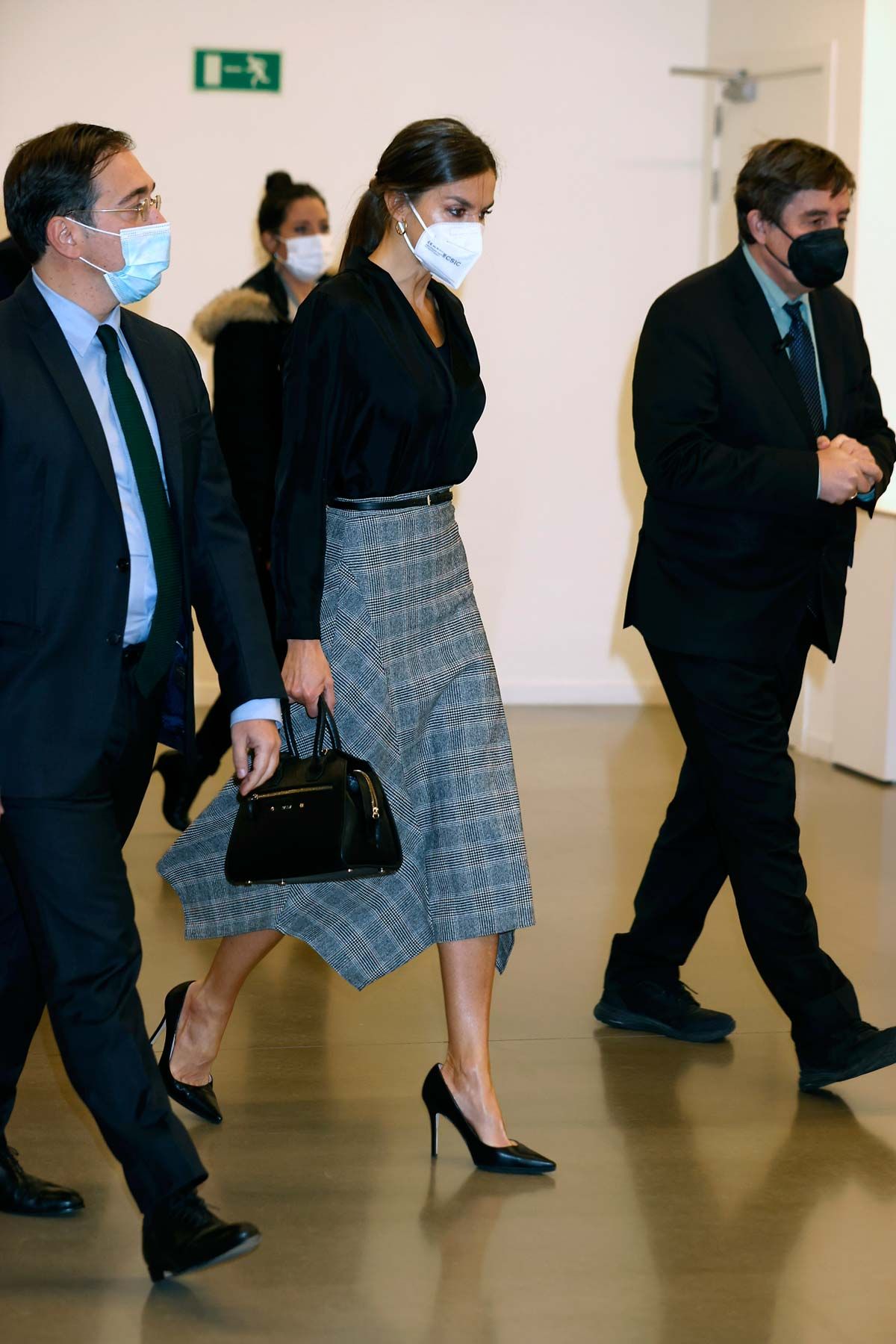 El guiño a la moda vasca de la reina Letizia en San Sebastián: un bolso de la firma Mauska