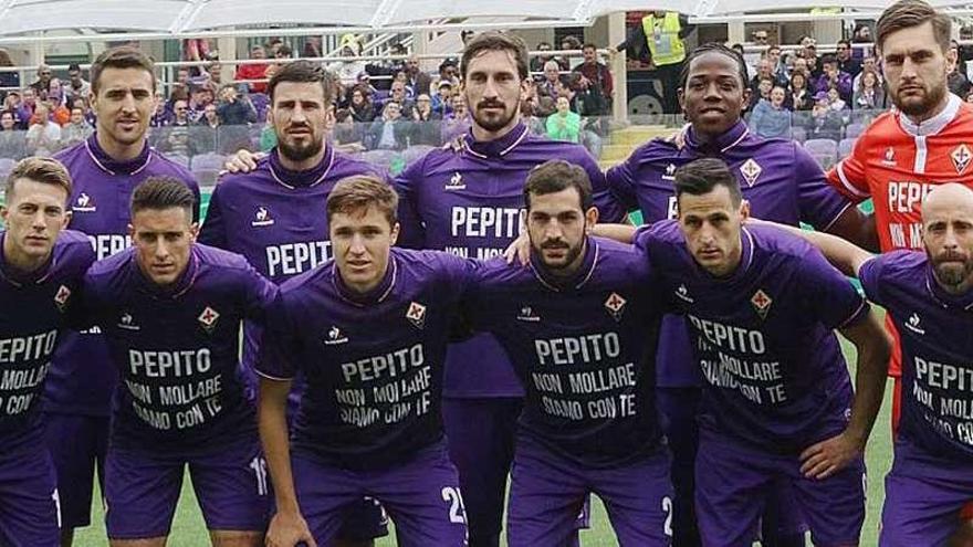 Los jugadores de la Fiorentina, ayer, con el mensaje para el céltico Rossi. // Faro