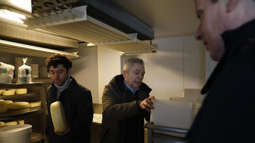 VÍDEO: Visita del consejero del Medio Rural a la quesería Gorfolí