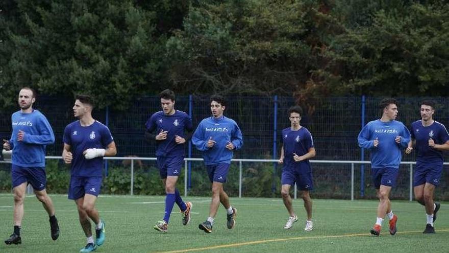 Entrenamiento del Avilés con Coutado y Chus en el centro.