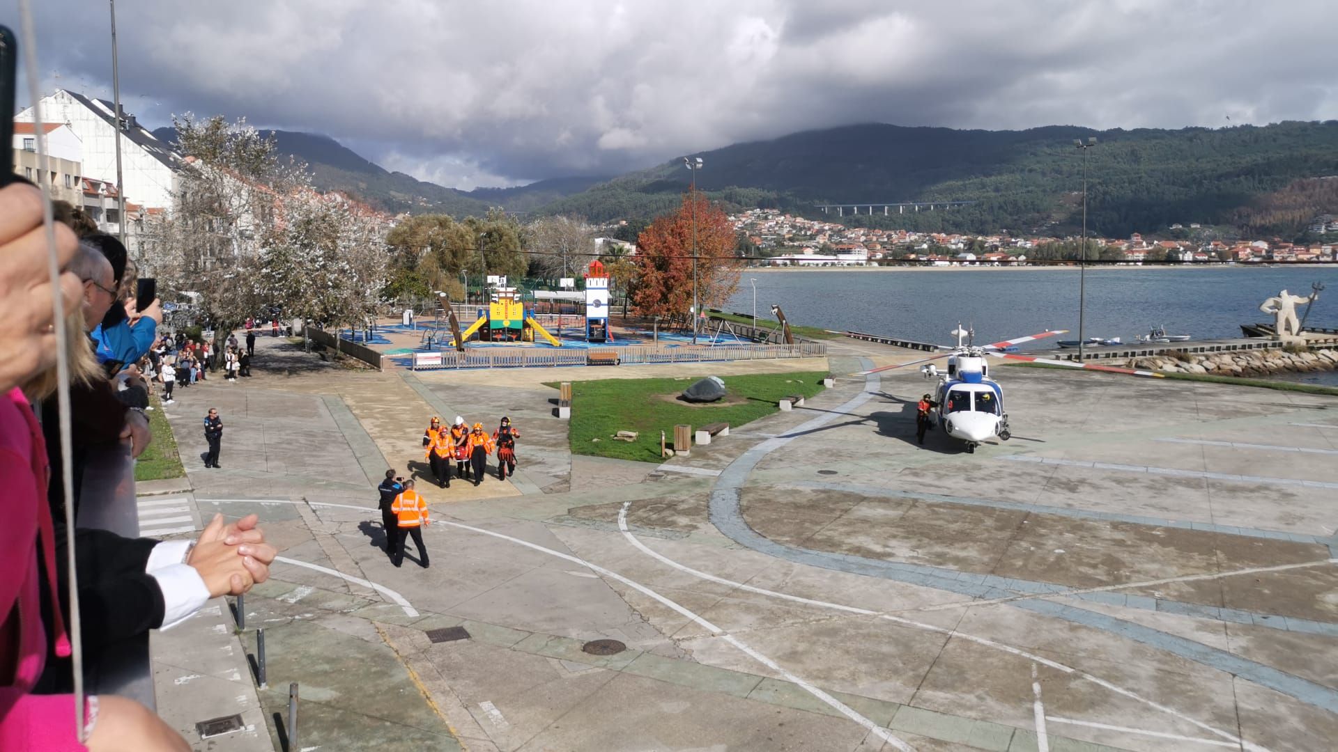 Escenas del simulacro de rescate frente a Moaña.