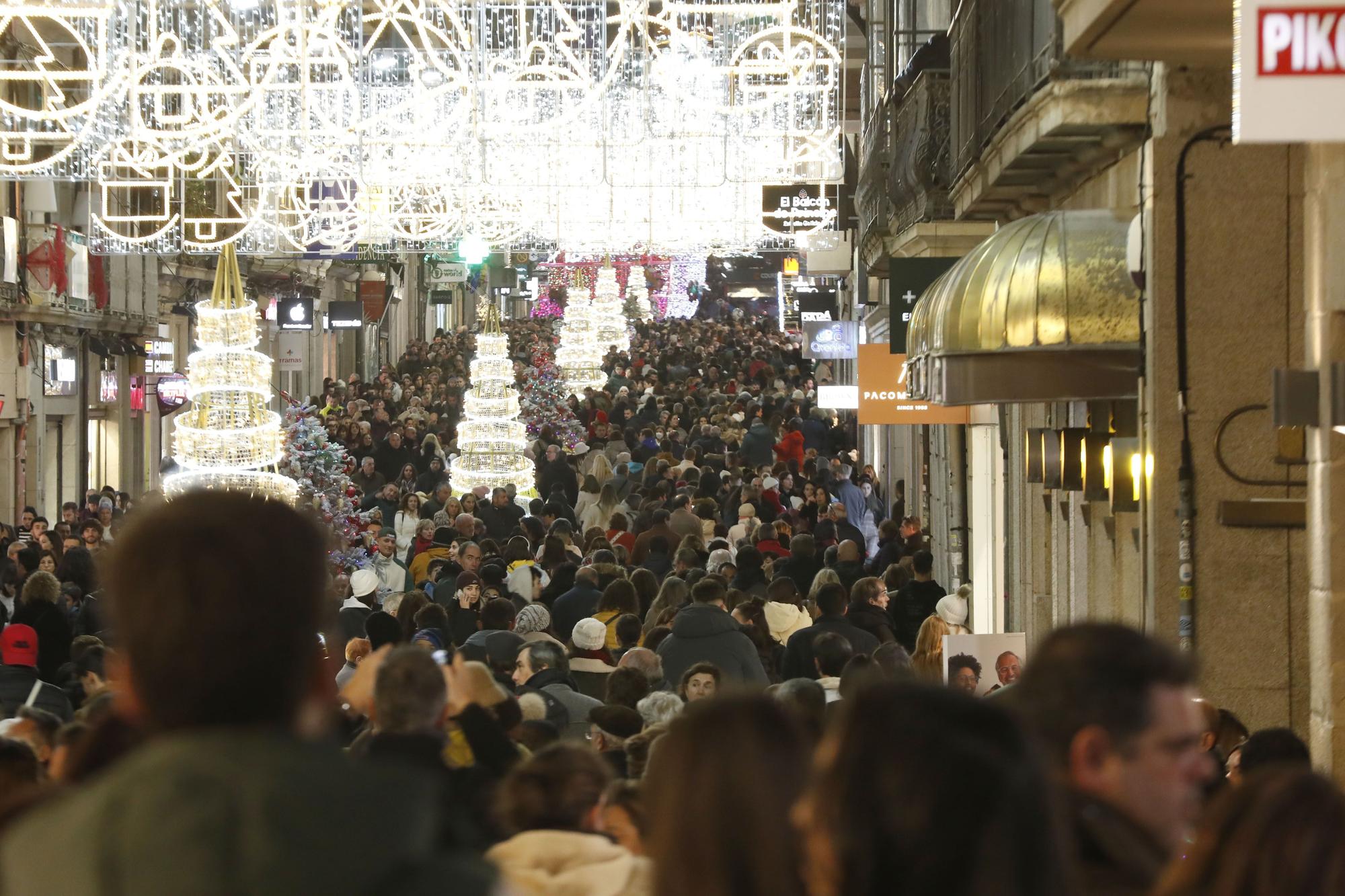 El puente y las luces abarrotan el centro de la ciudad