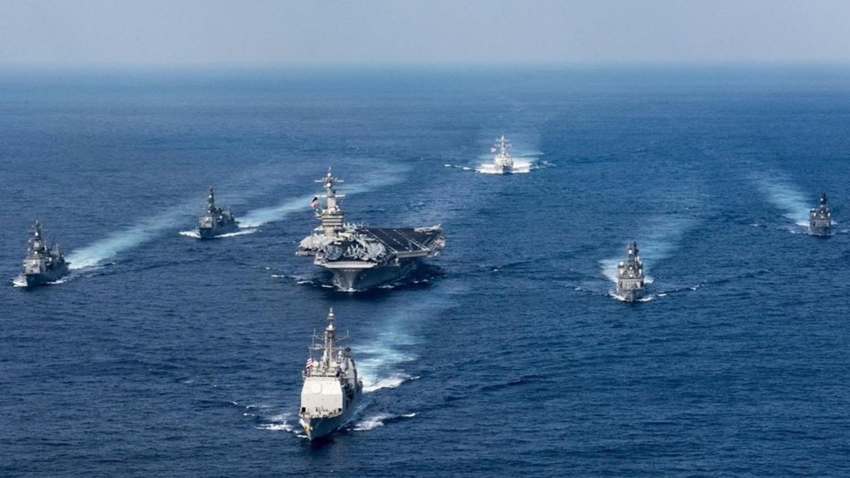 La flota encabezada por el portaviones 'Carl Vinson' y otros buques militares de EEUU, en el mar de Filipinas, el 28 de marzo, en una foto difundida por la Marina estadounidense el 9 de abril.