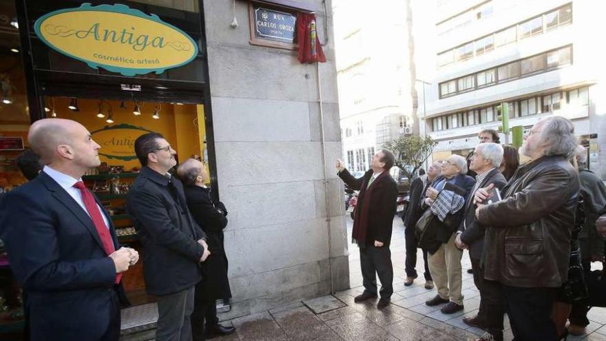 El alcalde descubre la placa que renombra la Travesía de Príncipe en rúa Carlos Oroza. // Adrián Irago