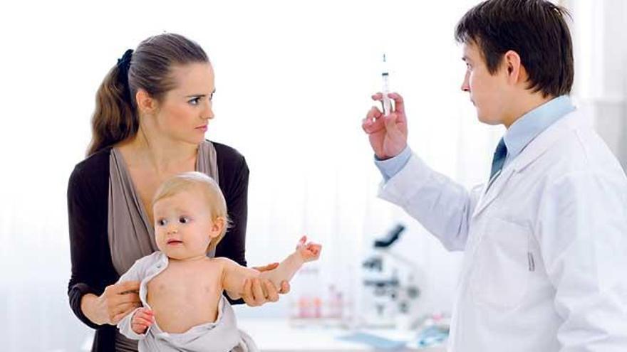 Los progenitores se ahorrarán unos 400 euros al incluirse estas vacunas en el calendario oficial.