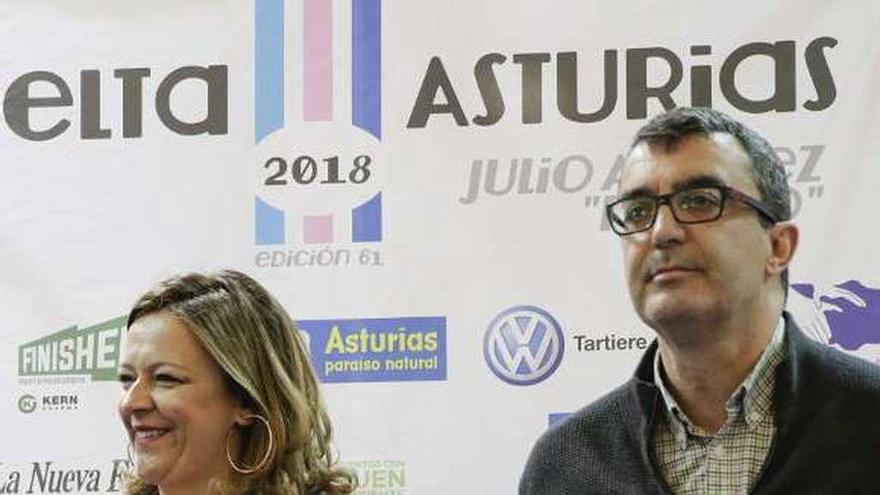 Cristina Álvarez Mendo, junto a Javier Guillén, director de la Vuelta Ciclista a España.