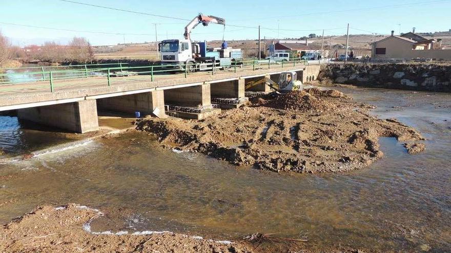 Operarios trabajando, en la mañana de ayer, en el refuerzo de las pilastras del puente de Paladinos.