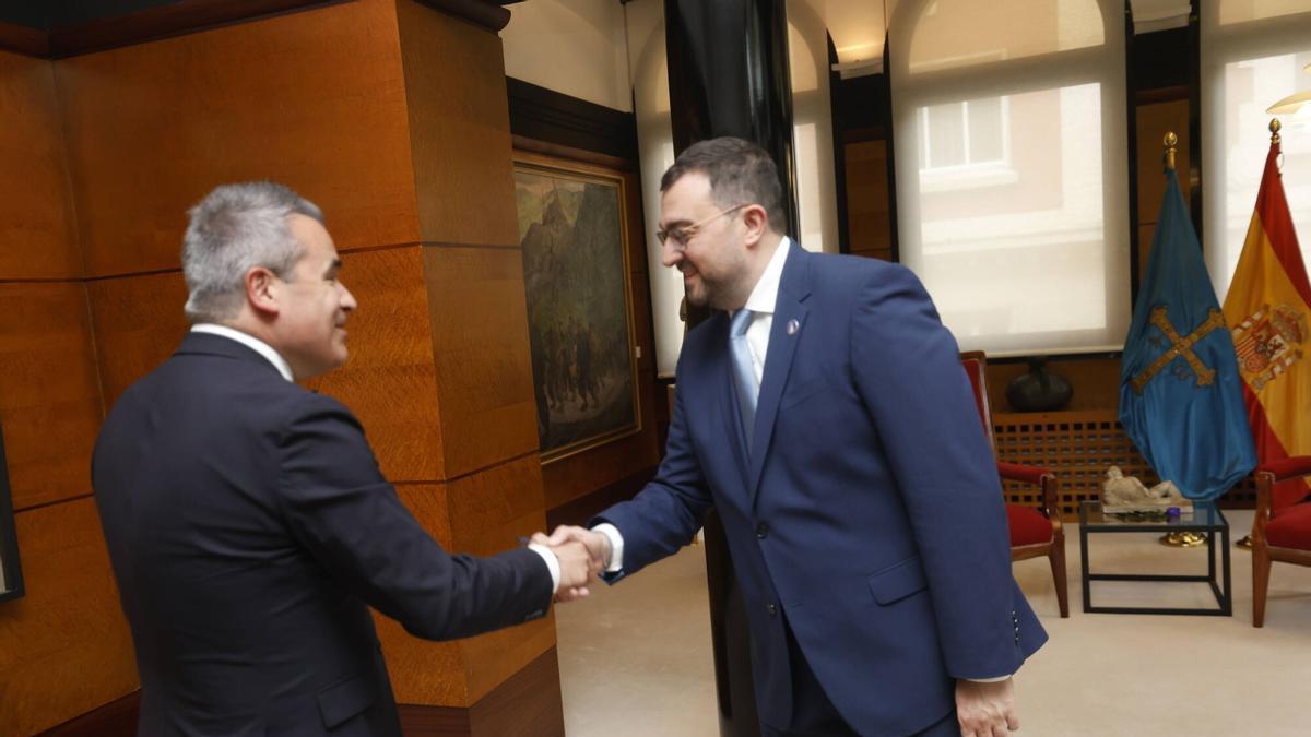 Adrián Barbón recibe a Josep María Recasens, consejero delegado de Indra. En Presidencia del Principado