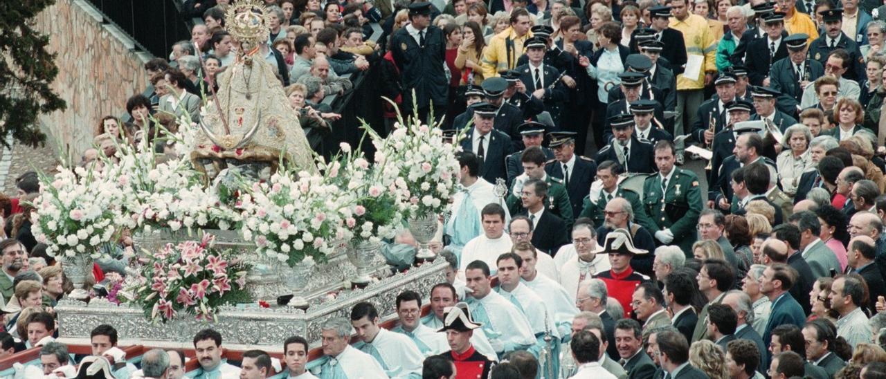 Procesión de subida de la Virgen, abarrotada de público, al término de los actos del 75 aniversario, en octubre de 1999.