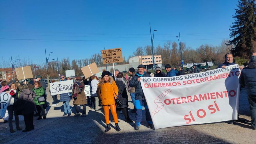 Protesta vecinal. Integrantes de la plataforma por el soterramiento en San Andrés del Rabanedo se manifestaron ayer contra los planes de Adif para el municipio, aprovechando la presencia de dirigentes ministeriales. | F. M.