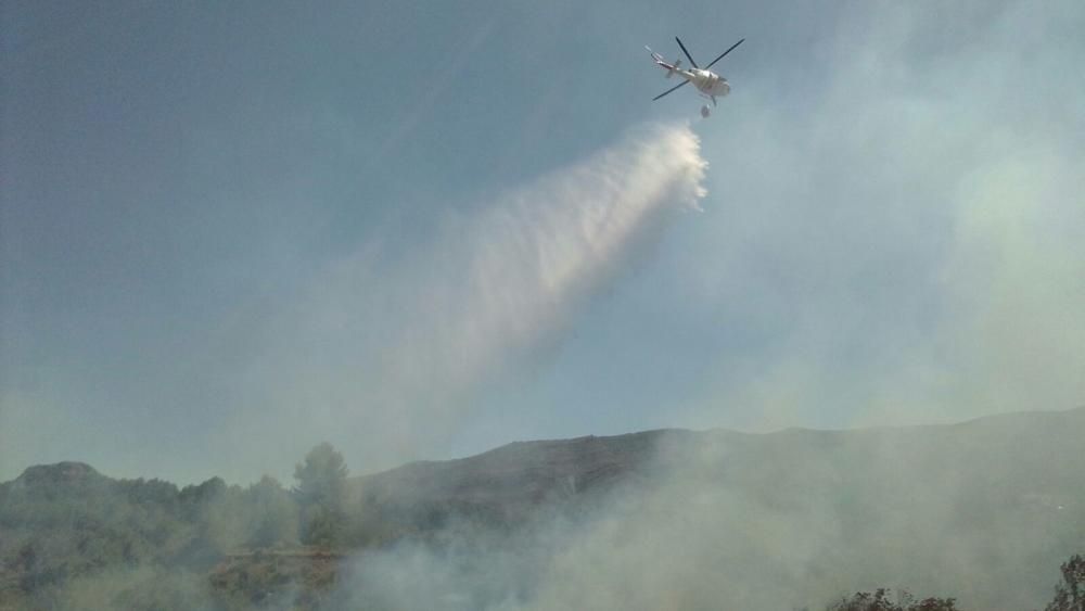 Un incendio forestal en Parcent obliga a desalojar una decena de viviendas