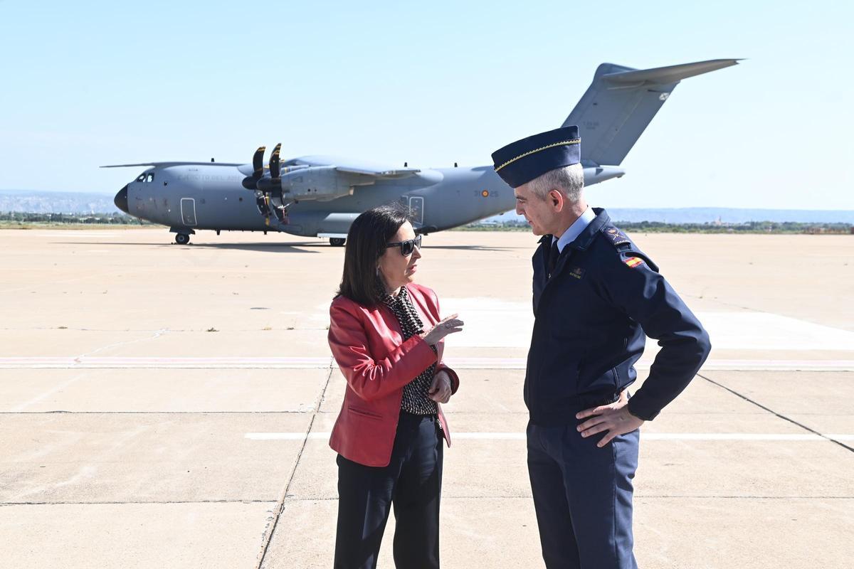 La ministra de Defensa, Margarita Robles, este lunes en la Base Aérea de Zaragoza.