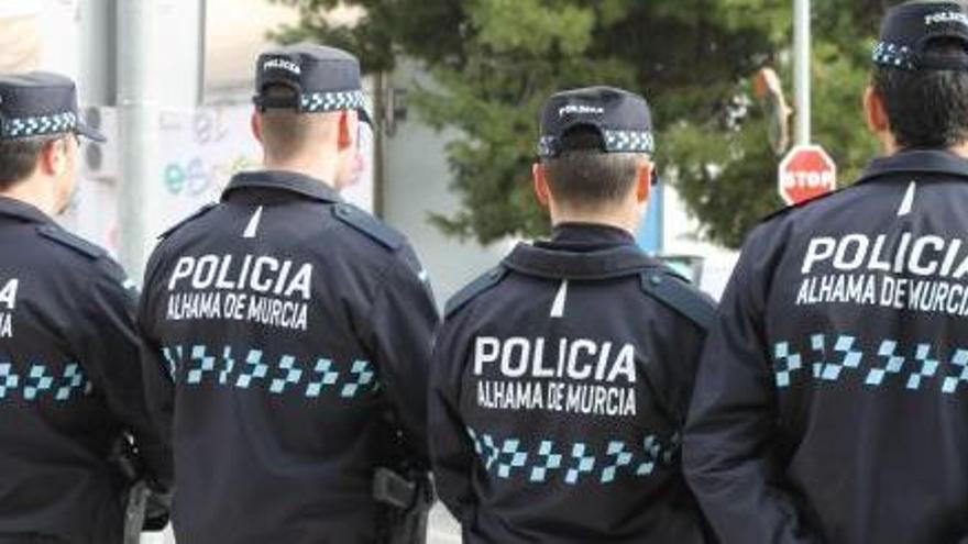 Agentes de la Policía Local de Alhama, de espaldas.