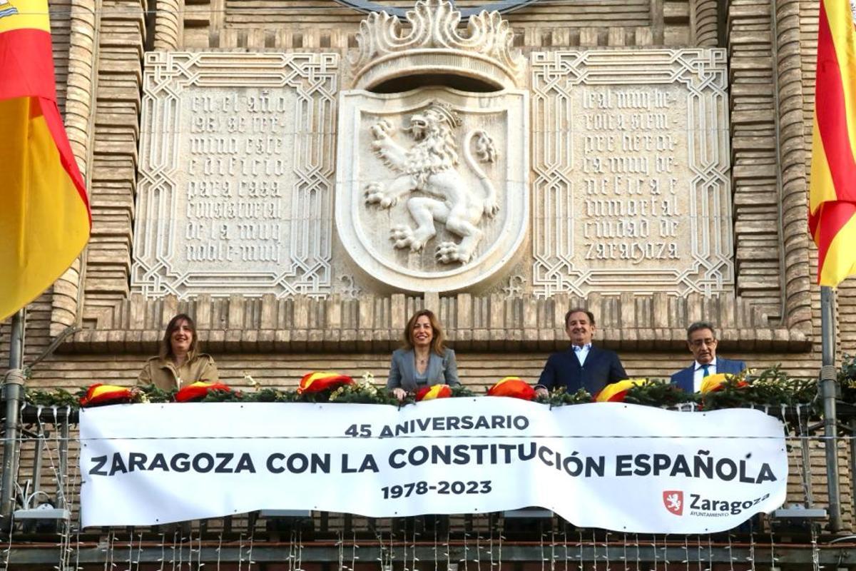 Colocación de la pancarta en el Ayuntamiento de Zaragoza con el PP, PSOE y Vox, este martes.