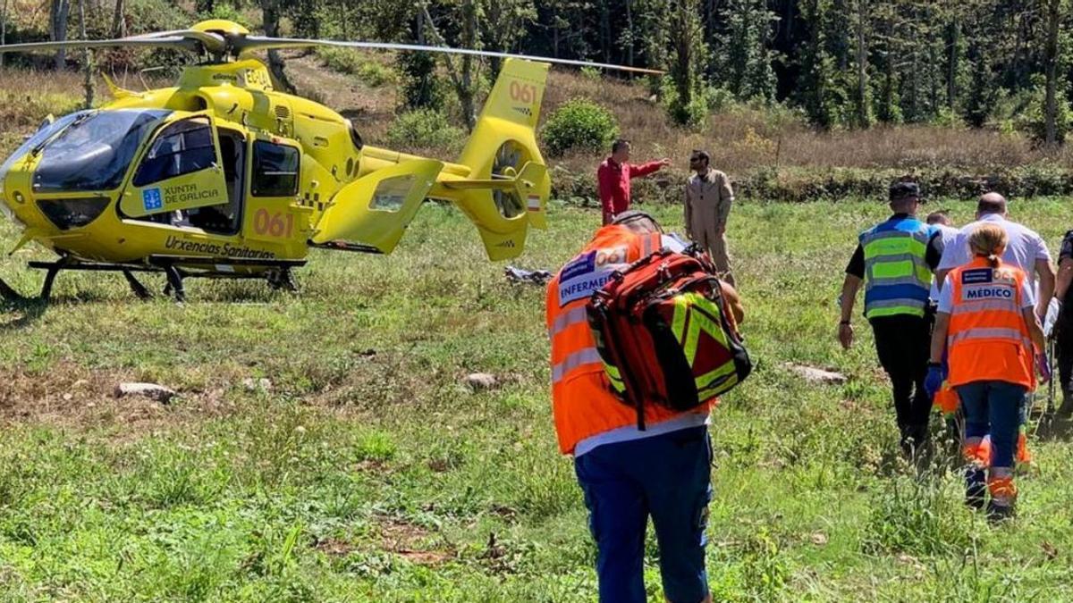 El helicóptero del 061 aterrizó 
en una finca tras la playa para
 recoger al joven.   | // SANTOS Á.