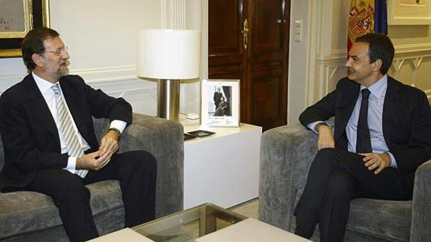 José Luis Rodríguez Zapatero y Mariano Rajoy, ayer durante su reunión en La Moncloa.