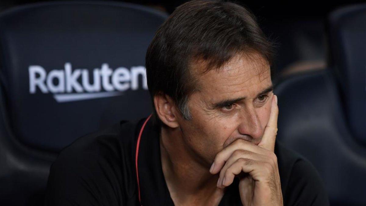 Lopetegui, con gesto pensativo en el banquillo