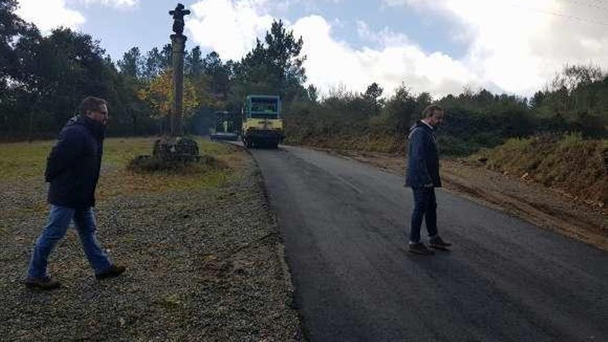 Acometen la mejora de un vial en A Veiga y en otro de acceso a O Toxo, en Fontecabalos