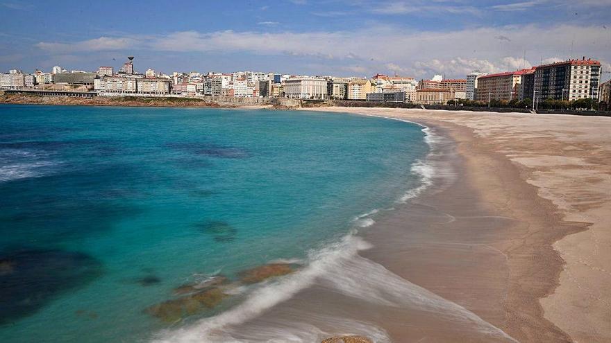 Vista de la playa del Orzán vacía durante el confinamiento.