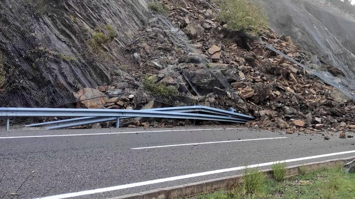 Un desprendimiento a la altura de Becerreá en la A-6 arrastra a un furgón sin daños personales y corta la vía