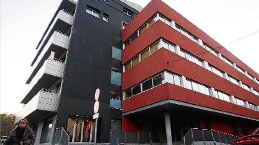 L&#039;institut Ermessenda de Girona es troba a l&#039;edifici del Cartañà, on també hi ha entitats del Bisbat.