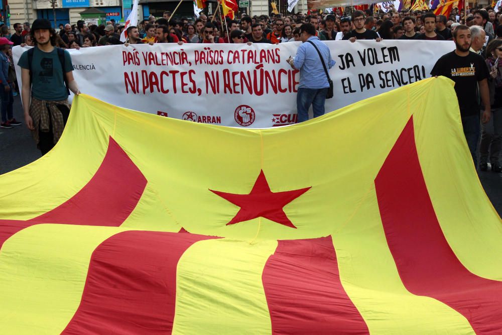 Manifestación en Valencia con motivo del 25 d'Abril