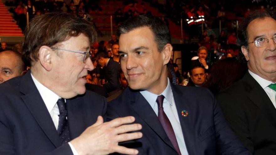 El Presidente del Gobierno,Pedro Sánchez (c), junto al presidente de la Generalitat Valenciana, Ximo Puig (i), y el presidente de AEPD, Julián Redondo, en la Gala Nacional del Deporte organizada por la Asociación Española de la Prensa Deportiva (AEPD), celebrada en La Nucia.