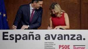 Pedro Sánchez y Yolanda Díaz firman el acuerdo de gobierno de la coalición progresista.