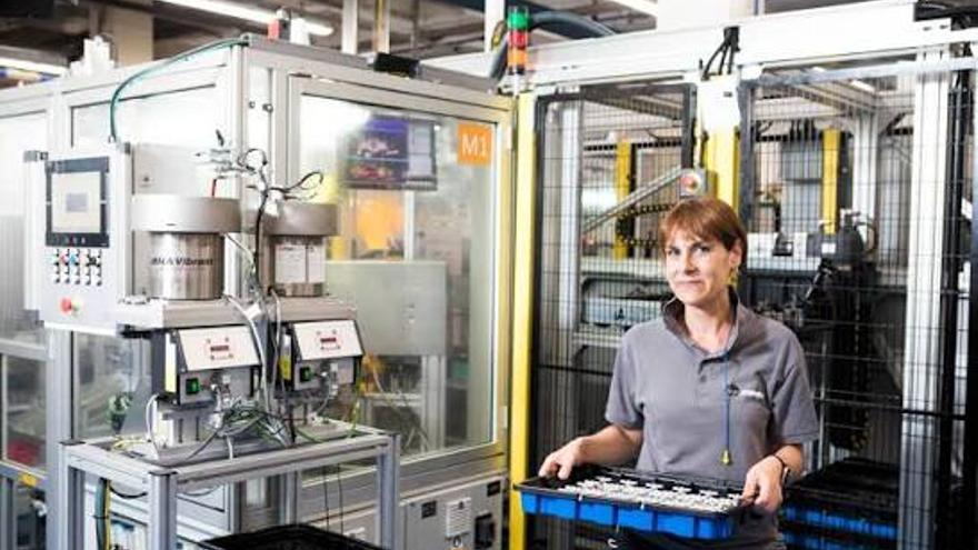 Una trabajadora de Copreci, una de las industrias del grupo Mondragón que está presente en Aragón.