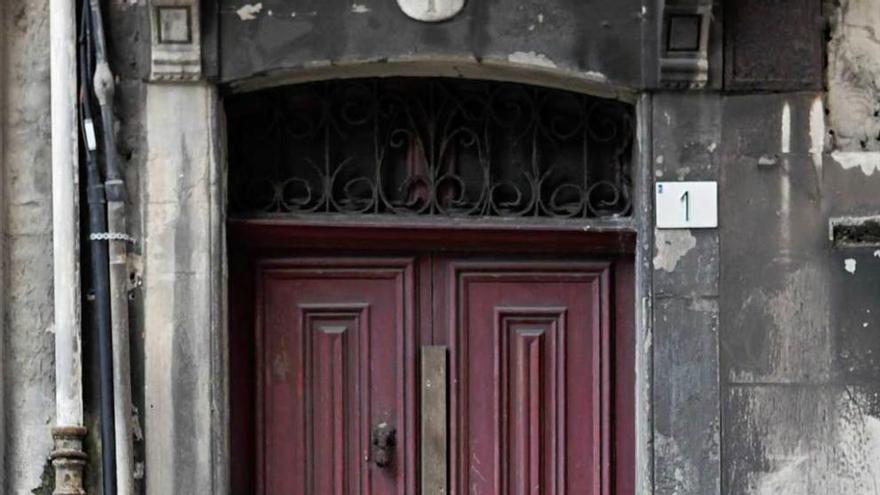 Acordonan la calle Jacobo Olañeta por un desprendimiento