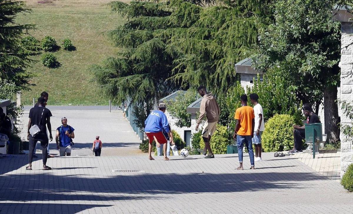 Un grupo de migrantes jugando al fútbol en la capital gallega