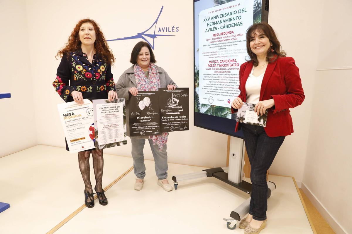De izquierda a derecha, la presidenta de la asociación Aunando Fronteras, Beatriz Ayuso; la vocal de la misma entidad, Ana María Díaz; y la concejala de Cultura, Yolanda Alonso.
