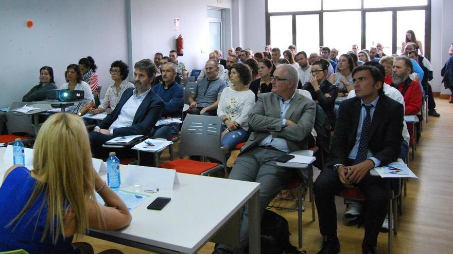 Asistentes a la jornada, ayer, en Torneiros. // FdV