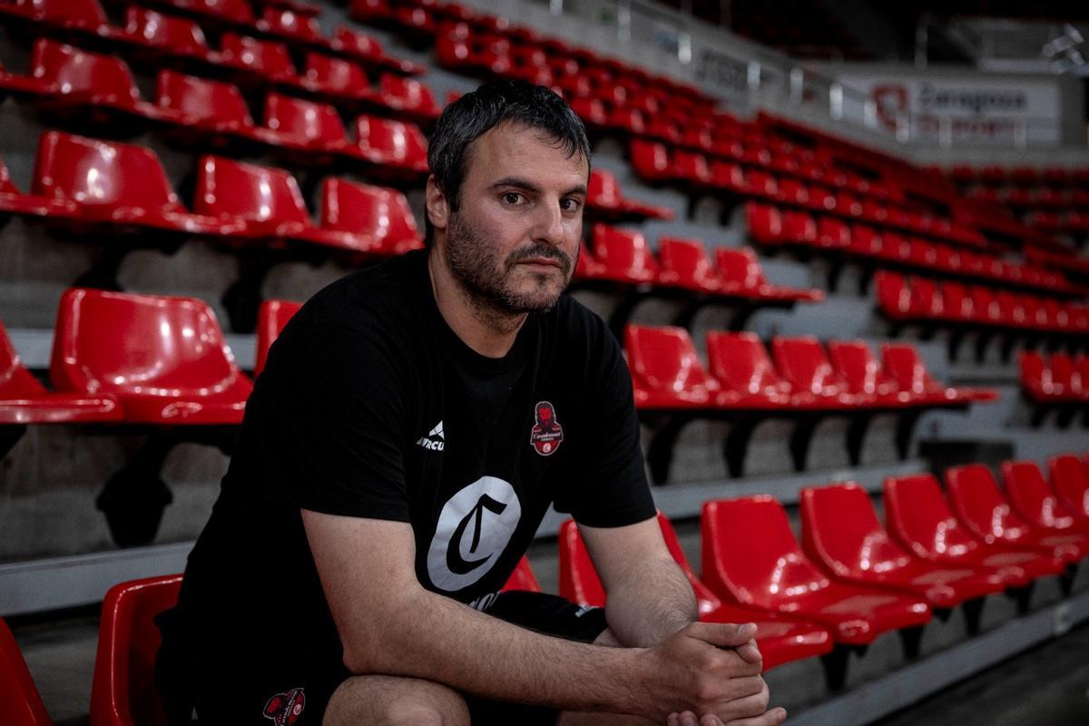 Carlos Cantero posa en las gradas del Príncipe Felipe durante la realización de una entrevista