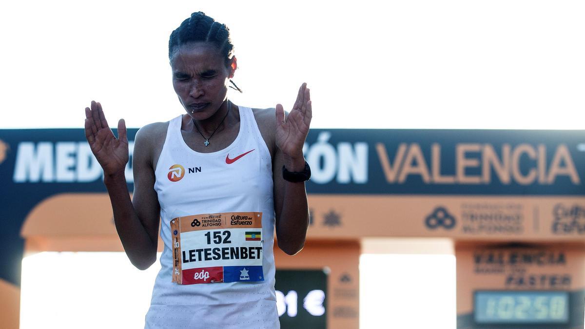 La atleta etíope Letesenbet Gidey tras cruzar la meta y batir el récord del mundo, este domingo en la Media Maratón de Valencia