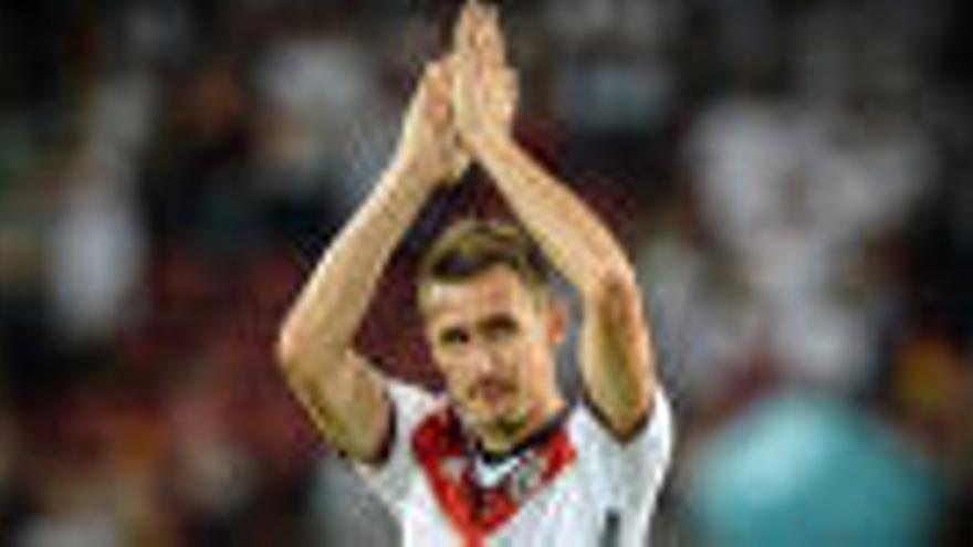 Miroslav Klose celebra un gol