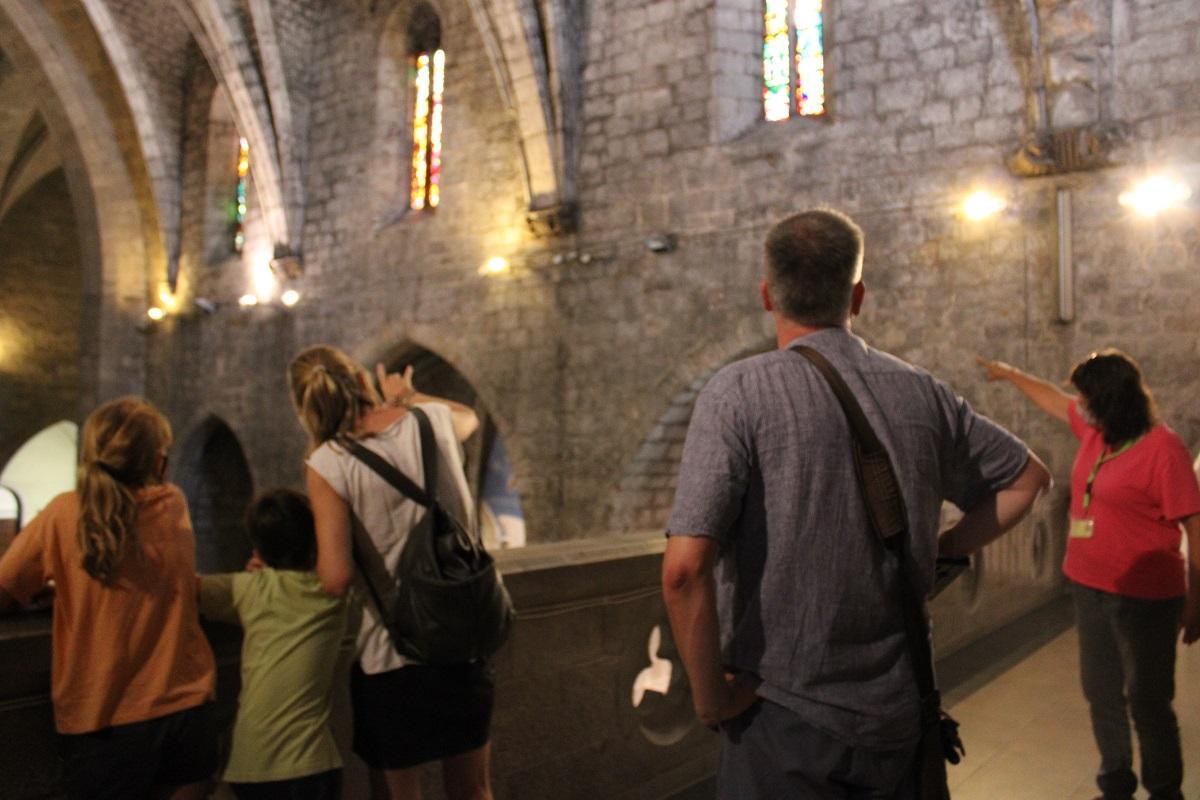 Imatges d'una visita guiada dins del temple de Sant Pere de Figueres.