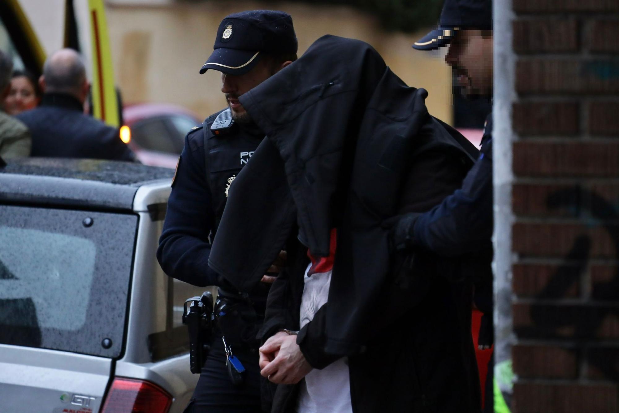 EN IMÁGENES | Un hombre se atrinchera en su casa tras apuñalar a otro en el cuello tras una pelea en la calle El Sepulcro de Zaragoza