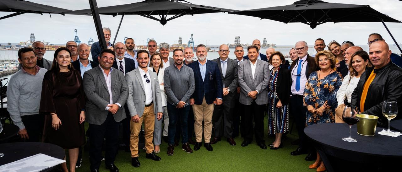 Asociados de la patronal Asocelpa con el Puerto de fondo. En el centro, su presidente, Jaime Cabrera, y el presidente de la Autoridad Portuaria, Luis Ibarra.