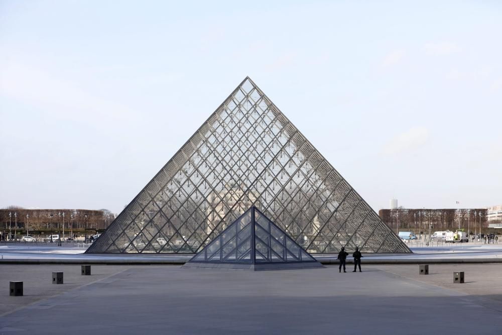 Atac a l'exterior del museu del Louvre