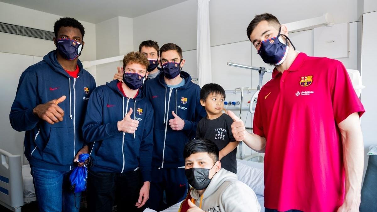 Los jugadores del Barça posan con un niño ingresado en el Hospital