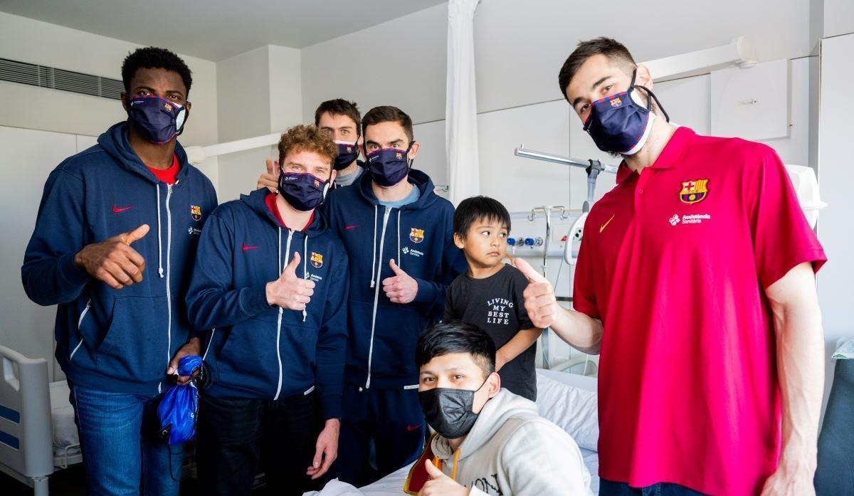 Los jugadores del Barça posan con un niño ingresado en el Hospital