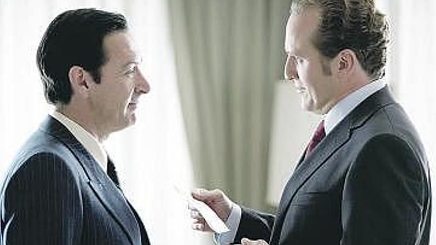 Los actores que interpretan a Suárez y el Rey, en una escena de la serie.