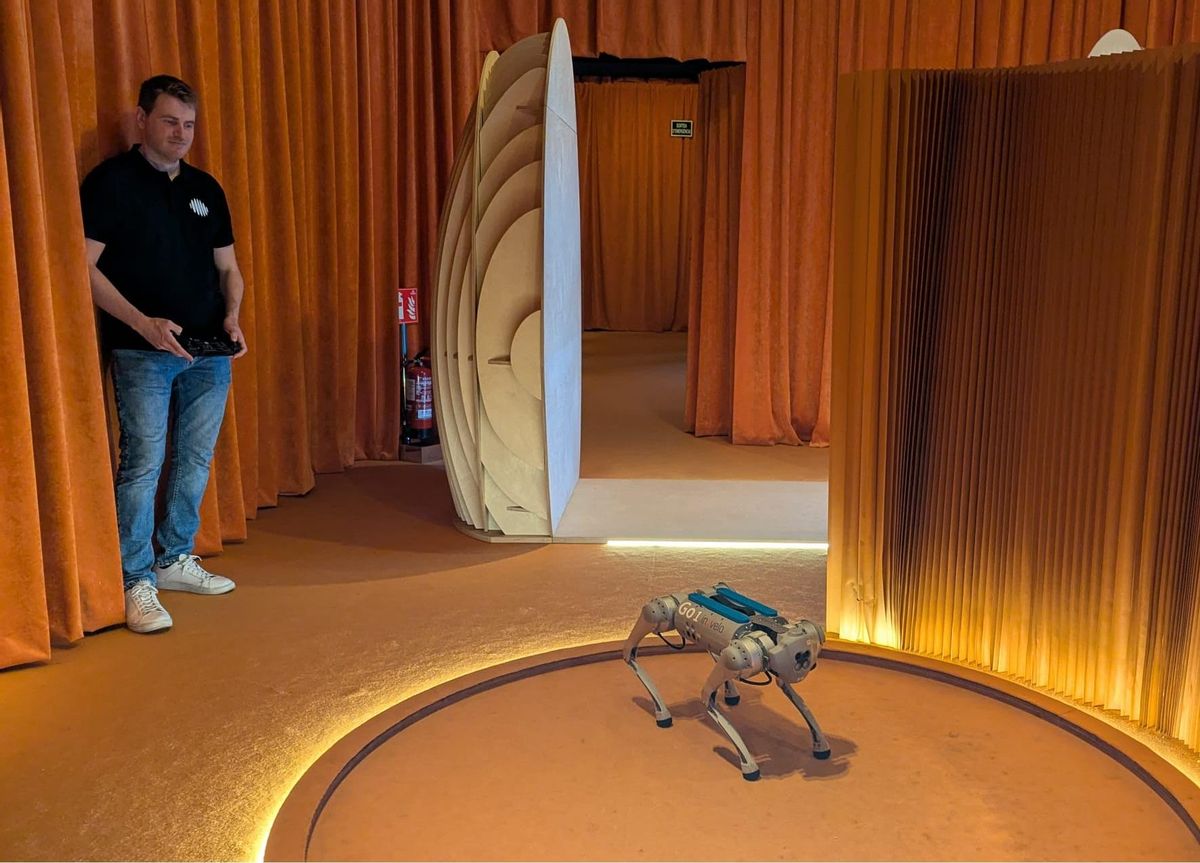 Robot que se comporta como un perro, en la exposición Simbiópolis de MWC en el Palau Robert.