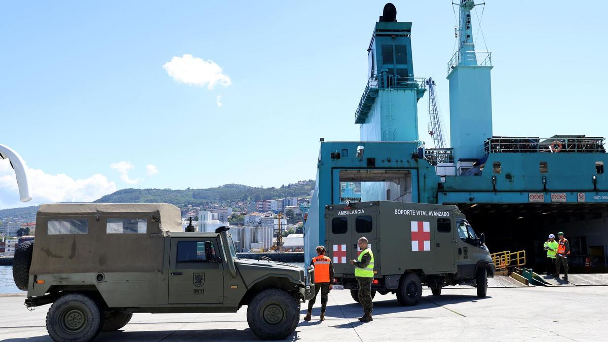 Vigo. Carga de vehículos militares en el muelle de Arenal