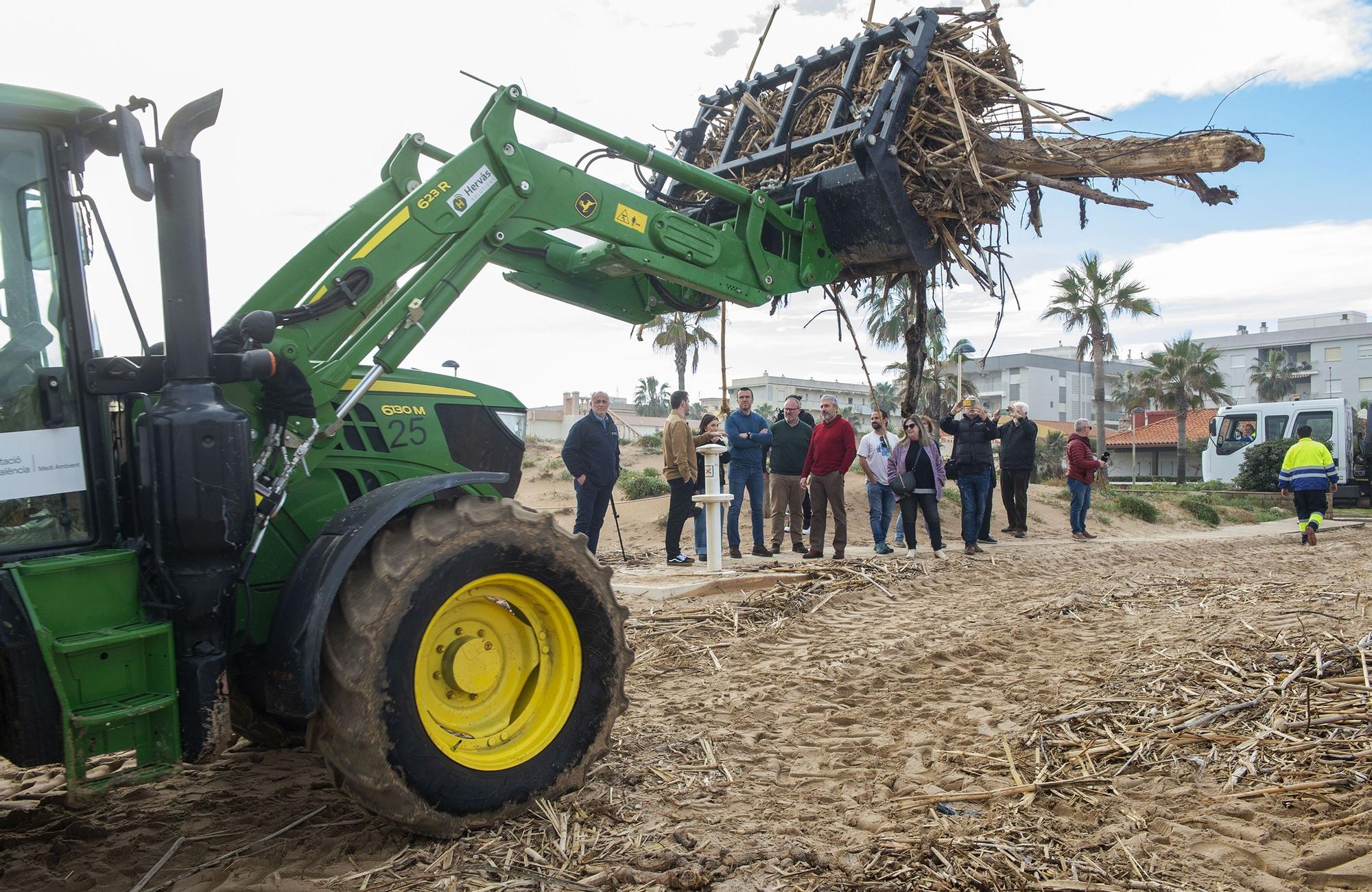 Comienza la limpieza de las playas de la Safor tras la dana