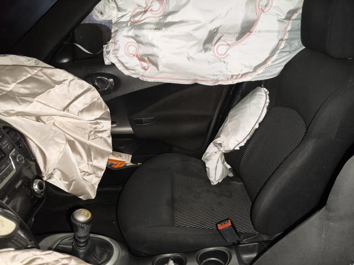Interior del vehículo siniestrado al pasado jueves tras haber saltado todos sus airbags