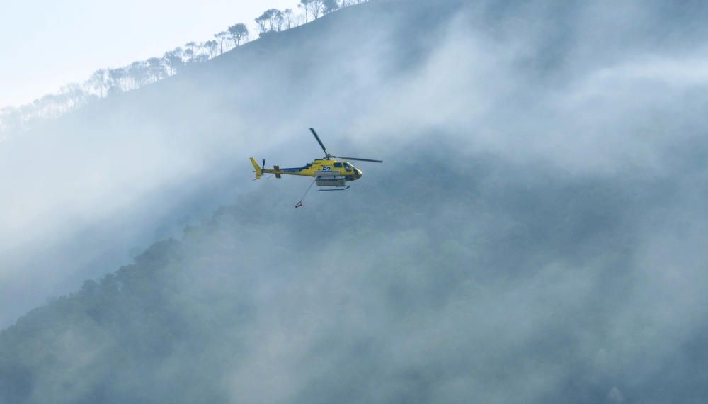 Tasques d'extinció de l'incendi de Capellades